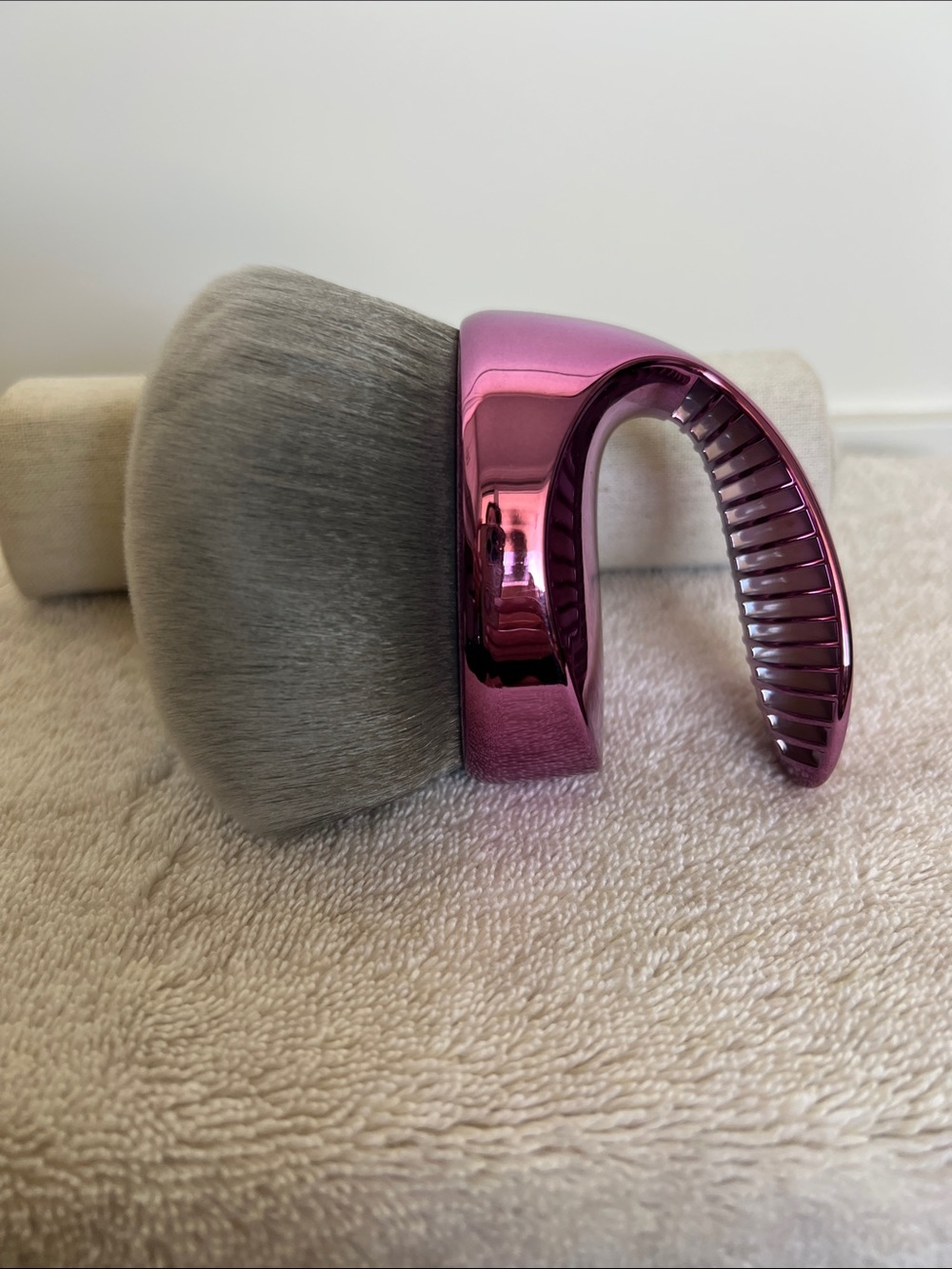 Versatile Pink Kabuki-Style Hair Brush for Women